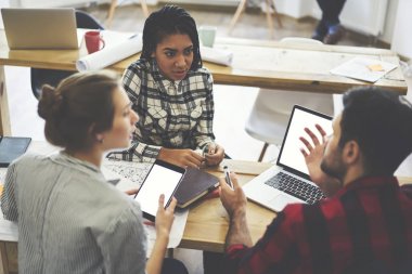 Mimari proje tartışıyor ve modern dizüstü bilgisayar başında oturan ve skeçler studio iç yapı yeni fikirler üzerinde birlikte yaratıcı ve erkek öğrenci çeşitlilik grubu