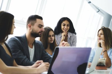Rüya takımı genç öğrencilerin birlikte, bilgi ve becerileri geliştirme atölye zevk alan coworking içinde eğitim webinar izlerken teknolojisini kullanarak proje üzerinde birlikte çeşitlilik grubu