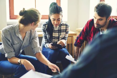 Erkek ve dişi grafik tasarımcıları teamworking modern dokunmatik yüzey kullanarak verimli strateji geliştirme. Çeşitlilik grup öğrenci bilgi tablet arama beyin fırtınası sırasında işbirliği
