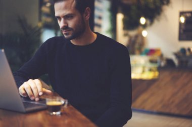 Dalgın yakışıklı girişimci rahat siyah kazak tarama internet sitelerinde hesaplanan aygıt giymiş resim kırpılmış. Genç işadamı bilgi modern dizüstü bilgisayarda arama konsantre