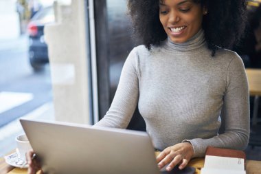 Bilgi web sitelerinde arama uzaktan dizüstü bilgisayarda çalışırken neşeli afro Amerikan metin yazarı kırpılmış görüntü. İyi görünümlü işkadını kıvırcık saçlı planlama çalışma işleminin kapalı