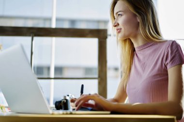 Rüya gibi kadın yazarı para online çalışma serbest yaratıcı tasarımcı iş için dizüstü bilgisayarda uygulama kullanarak reklam, yan görünümü için kopya alanı yakınındaki üzerinde kazanç görevin tamamlanması hakkında düşünme