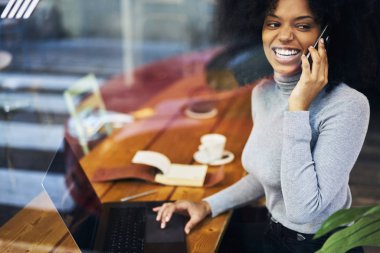 Duygusal gülümseyen çekici kadın ile sokulgan yolu ile cep telefonu arayarak ve komik konuşmayı gündelik kıyafeti giymiş. Neşeli erkek uzakta modern teknoloji kapalı kullanırken arıyorsunuz