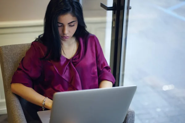 Pensativo Morena Copywriter Mujer Reflexionando Sobre Publicación Creación Trabajo Con — Foto de Stock