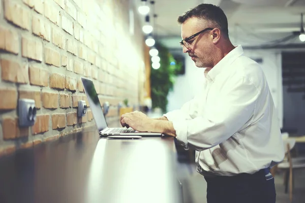 Empresário Experiente Óculos Ópticos Digitando Informações Texto Teclado Computador Macbook — Fotografia de Stock