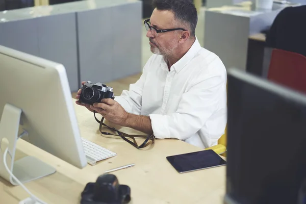 Empregado Masculino Profissional Óculos Sentado Computador Fazendo Fotos Para Trabalho — Fotografia de Stock
