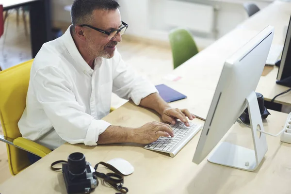 Alegre Madura Que Los Mensajes Texto Profesionales Teclado Computadora Moderna — Foto de Stock