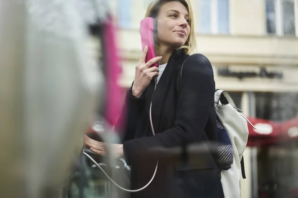 Mujer Rubia Positiva Viajero Traje Elegante Tener Conversación Cabina Teléfono —  Fotos de Stock