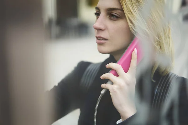 Atractiva Mujer Rubia Viajera Llamando Aire Libre Utilizando Teléfono Público —  Fotos de Stock