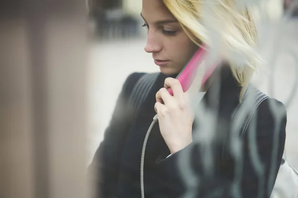 Attraente Turista Pensoso Femminile Utilizzando Telefono Pubblico Essere Viaggio Piedi — Foto Stock