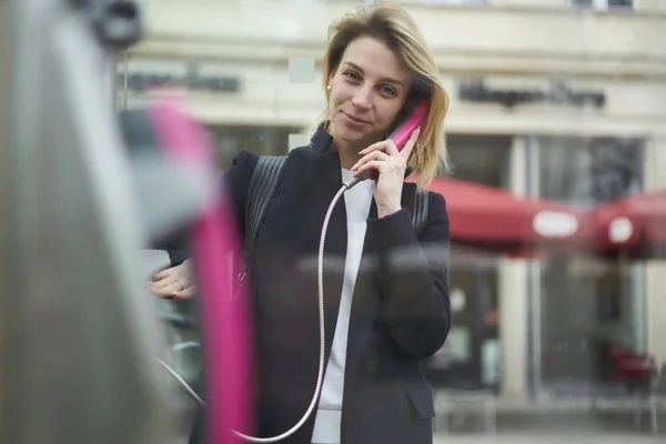 Retrato Encantadora Mujer Rubia Viajera Sosteniendo Auricular Rosa Teléfono Público — Foto de Stock