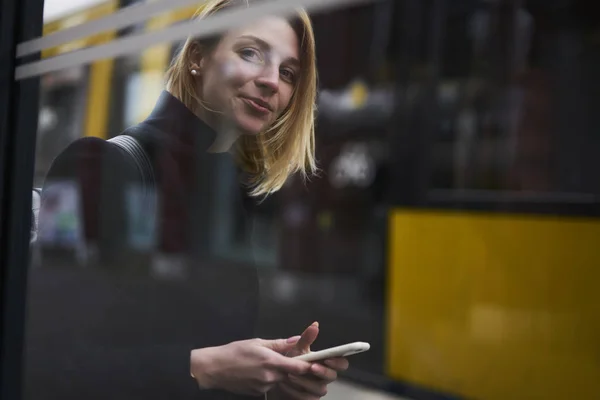 Sosyal Ağlarda Raslantı Otobüs Iyi Ruh Hali Çekici Beklenirken Sohbet — Stok fotoğraf