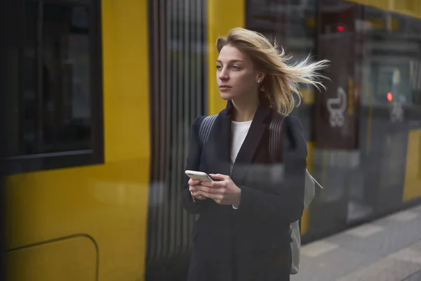 Touriste Blonde Réfléchie Utilisant Des Cartes Ligne Sur Smartphone Pour — Photo