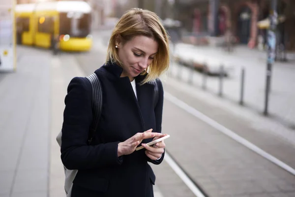 Aantrekkelijke Terloops Gekleed Hipster Meisje Kiesnummer Van Taxi Smartphone Met — Stockfoto