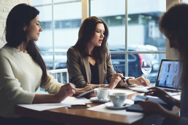 Equipaggio Designer Professionisti Che Discutono Sulla Nuova Promozione Della Collezione — Foto Stock