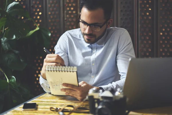 Geconcentreerd Geschoolde Grafisch Ontwerper Peinzen Tijdens Het Tekenen Van Schets — Stockfoto