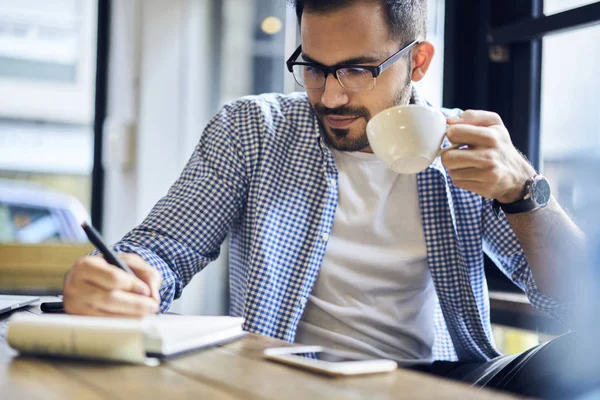 Designer Talentoso Óculos Fazendo Esboço Verificando Contas Para Desenhar Enquanto — Fotografia de Stock