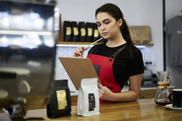 Pensiva Bela Barista Vestida Uniforme Verificando Registros Produtos Bar Coffee — Fotografia de Stock