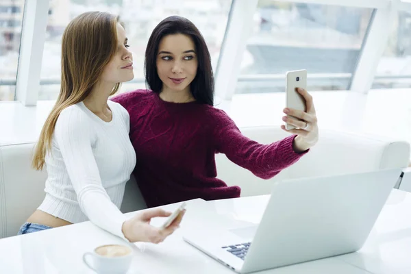 Dos Mujeres Atractivas Jóvenes Que Hacen Fotos Selfie Teléfono Sentado — Foto de Stock