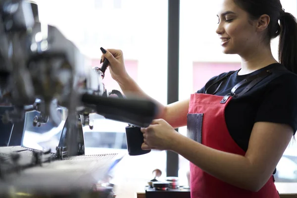 Imagem Cortada Sorrir Profissional Barista Derramando Café Saboroso Mag Usando — Fotografia de Stock