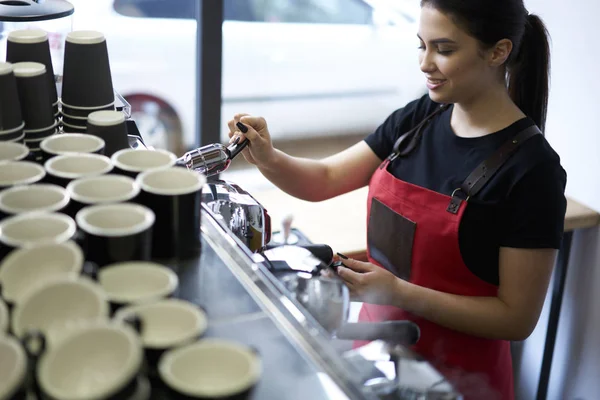 Barista Feminino Atraente Vestido Com Avental Satisfeito Com Ocupação Preparando — Fotografia de Stock