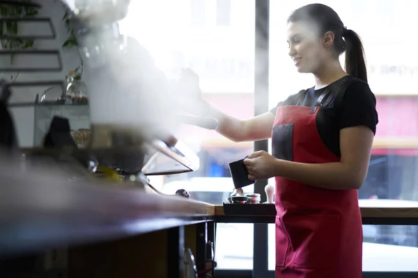 Atractiva Morena Barista Femenina Disfrutando Proceso Trabajo Preparando Bebidas Café —  Fotos de Stock