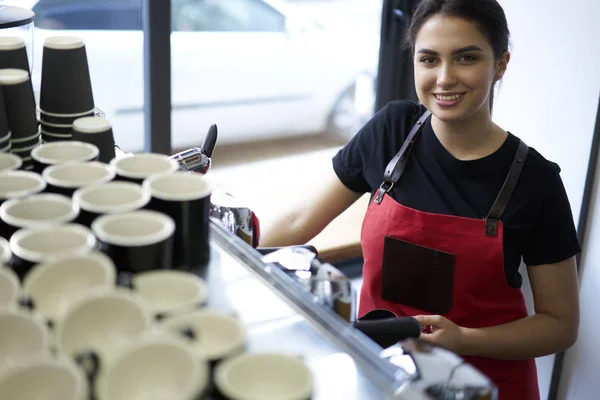 Retrato Belo Jovem Trabalhador Cafetaria Esperando Por Pedidos Verificação Prontidão — Fotografia de Stock