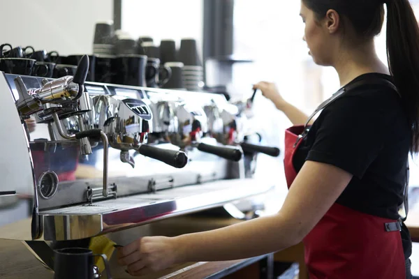 Bijgesneden Afbeelding Van Jonge Vrouw Barista Koffieshop Werken Het Voorbereiden — Stockfoto