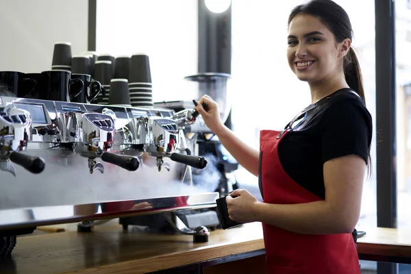 Portret Van Vrolijke Vrouwelijke Eigenaar Van Cafetaria Schort Bij Barista — Stockfoto