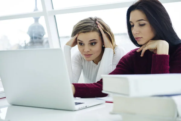 Trøtt Blond Student Som Ser Webinar Sammen Med Venn Bærbar – stockfoto