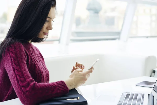 Aantrekkelijke Vrouw Mobiele Applicatie Installeren Moderne Smartphone Zittend Stijlvol Kantoor — Stockfoto