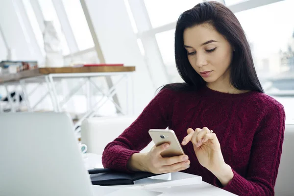 Çekici Bayan Şık Ofiste Otururken Modern Smartphone Telefon Uygulama Yükleme — Stok fotoğraf