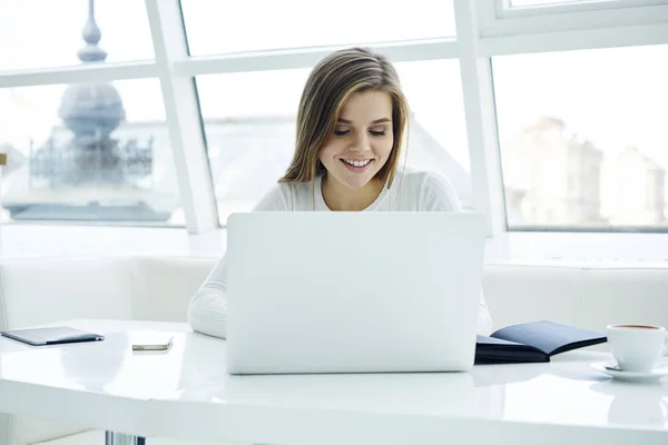 Positieve Jonge Vrouw Werken Freelance Geïnformatiseerde Voorziening Stijlvol Kantoor Interieur — Stockfoto