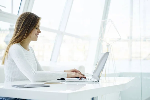 Lächelnder Werbetexter Der Textinformationen Auf Der Tastatur Des Computers Stilvollem — Stockfoto