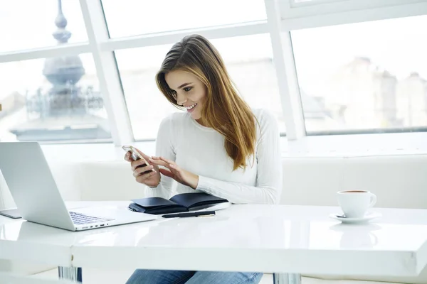 Perempuan Cantik Membuat Pembayaran Online Mendapatkan Penerimaan Pada Ponsel Duduk — Stok Foto