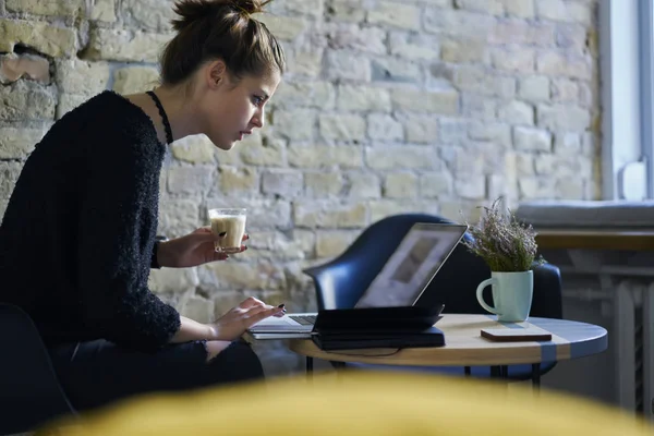 Mujer Negocios Pensativo Navegar Por Sitios Web Internet Mientras Disfruta — Foto de Stock