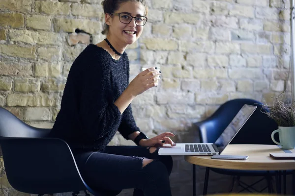 Retrato Del Exitoso Freelancer Gafas Ópticas Sosteniendo Café Mano Sonriendo — Foto de Stock