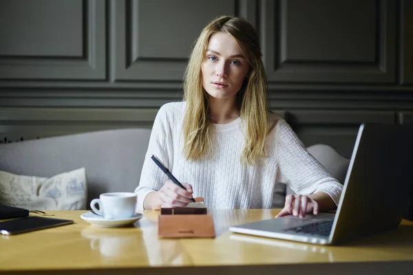 Medio Retrato Longitud Del Freelancer Femenino Mirando Cámara Mientras Registra — Foto de Stock