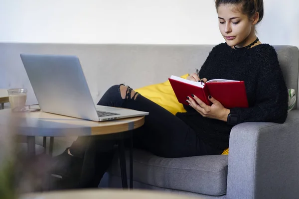 Niña Hipster Pensativa Centró Escribir Plan Entrenamiento Bloc Notas Sentado — Foto de Stock