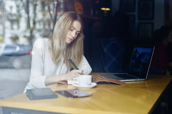 Peinzen Aantrekkelijke Geschoolde Auteur Denken Creatieve Ideeën Voor Boek Opschrijven — Stockfoto