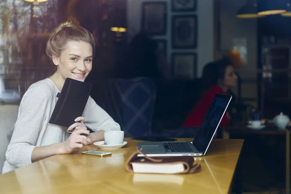 Retrato Estudiante Rubia Sonriente Sentado Dispositivo Portátil Que Conecta Internet —  Fotos de Stock