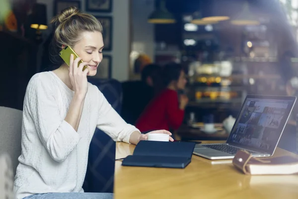 Fröhliche Junge Frau Die Sich Mit Einem Freund Handy Lustig — Stockfoto