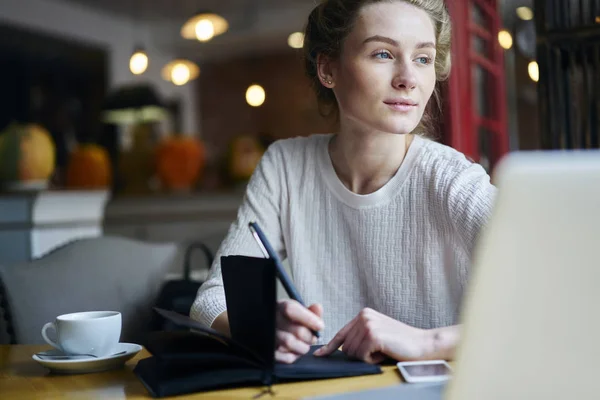 Grijulos Autor Talentat Uitându Parte Timp Scrie Idei Interesante Notebook — Fotografie, imagine de stoc