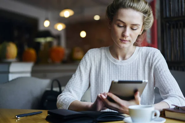 Pensiv Forretningskvinne Som Leser Nettsteder Digitalt Berøringssted Mens Hun Sitter – stockfoto