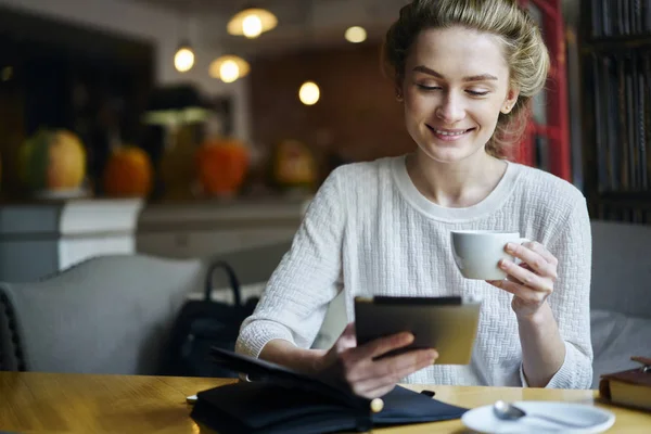 Körülvágott Kép Vidám Csípő Lány Élvezi Szabad Idő Belső Elegáns — Stock Fotó