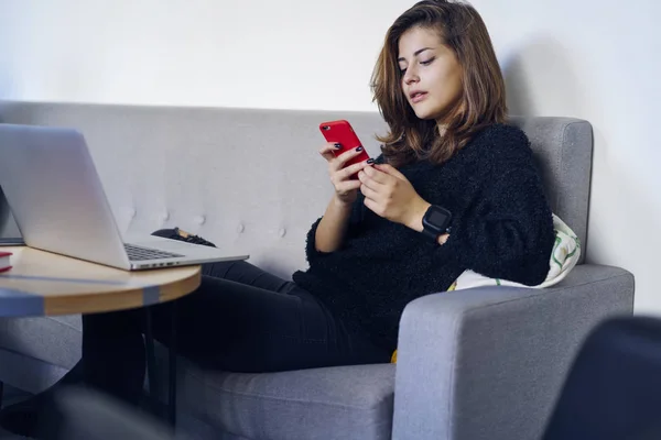 Estudante Talentoso Bonita Vestida Com Roupa Casual Cuidadosamente Assistindo Vídeo — Fotografia de Stock