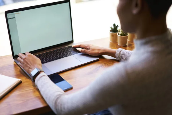 Back View Afro American Female Freelancer Typing Text Laptop Computer — Stock Photo, Image