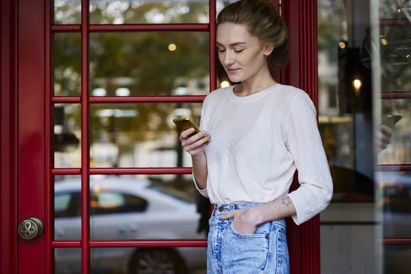 Stylische Junge Frau Nachrichten Online Freundlichen Chat Auf Modernen Mobilfunk — Stockfoto