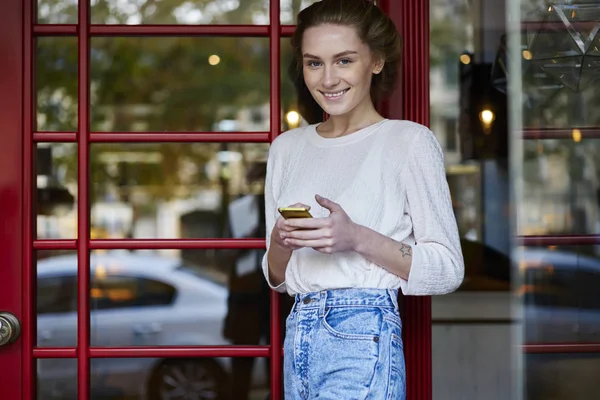 Ritratto Donna Allegra Che Tiene Telefono Moderno Invia Messaggi Usando — Foto Stock