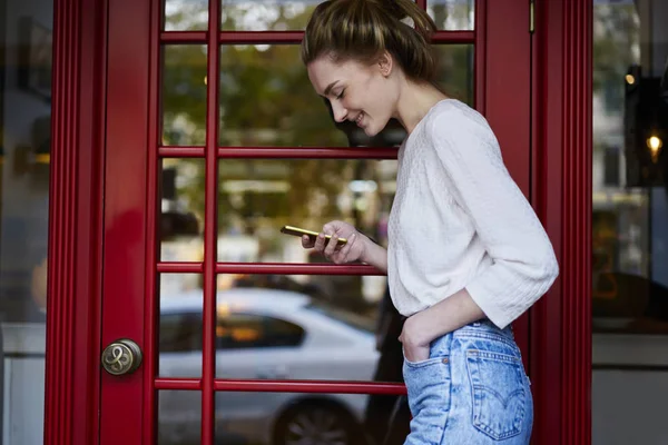 Positiv Ung Kvinne Kledd Tilfeldige Klær Som Holder Moderne Smarttelefon – stockfoto